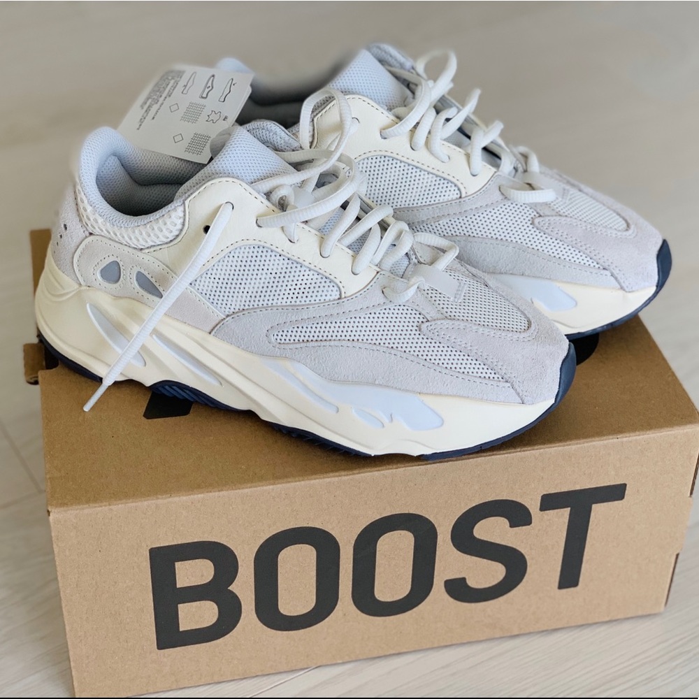 YEEZY Boost 700 Analog